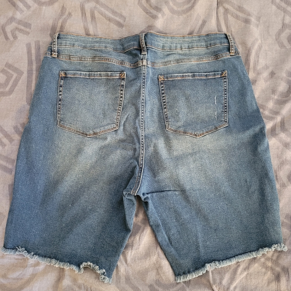 A.n.a. Jean Shorts Size 18 Distressed Blue Bermuda Denim Frayed Hem Cut Off - Picture 2 of 6